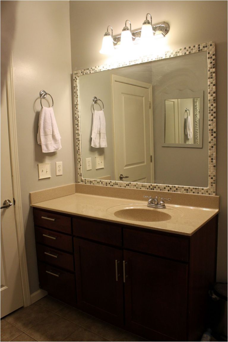 Туалетный столик с зеркалом в ванную комнату с раковиной